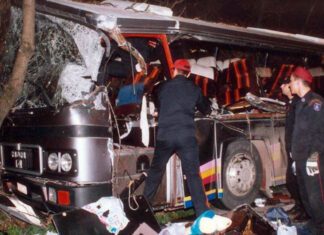 Τέμπη: Είκοσι ένα χρόνια από το φρικτό δυστύχημα που κόστισε τη ζωή σε 21 μαθητές