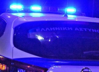 Μεταξουργείο: Επίθεση με μπουκάλι σε περιπολικό της Τροχαίας που κατέγραφε στοιχεία για ατύχημα