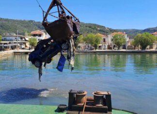 «Ψαρεύουν» ακόμα αυτοκίνητα, επτά μήνες μετά τον Daniel – Δείτε βίντεο και φωτογραφίες