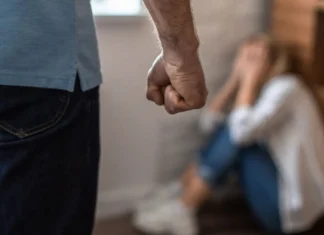 Χαμός με περιστατικά βίας στην Λάρισα – Γιος απειλούσε ότι θα βάλει φωτιά στη μάνα του και 42χρονη κατήγγειλε τον πρώην σύντροφό της