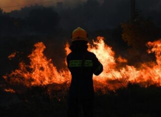 Ασπρόπυργος: Ξέσπασαν πολλαπλές εστίες φωτιάς – Καίνε κοντά σε καταυλισμό Ρομά