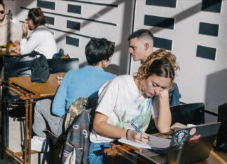 Γιατί εργαζόμαστε λιγότερο σκληρά τις Παρασκευές; Η τετραήμερη εβδομάδα εργασίας και τα οφέλη της
