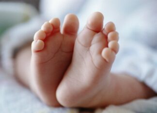 Λάρισα: Έσπασαν τα νερά και γέννησε μόνη της μέσα σε εν κινήσει αυτοκίνητο λίγο πριν φτάσει στην κλινική
