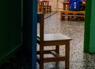 Καθαρίστρια κατηγορείται ότι φωτογράφησε νήπιο στις τουαλέτες σχολείου