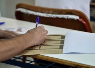 Πανελλήνιες: Μπήκαν να δώσουν εξετάσεις με κινητά τηλέφωνα – Μηδενίστηκε το γραπτό τους