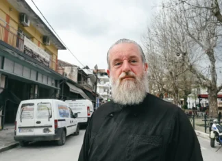 Η ιστορία του παπά που βοήθησε να σωθεί μια πόλη από την πλημμύρα: «Γνώριζα ποια σπίτια είχαν αρρώστους» (ΦΩΤΟ)