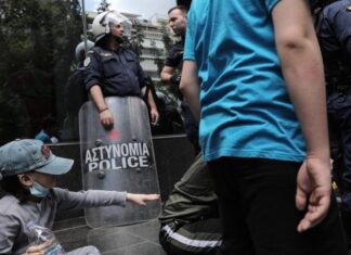 Δημοτικός σύμβουλος ζητά την απομάκρυση «παρανόμων μεταναστών» από το κέντρο της Αθήνας