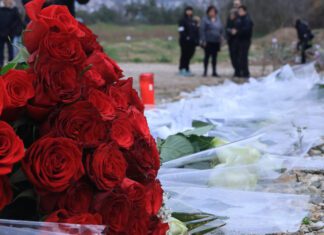 Βίντεο που τσακίζει καρδιές: Έχασε τη μητέρα του στα Τέμπη και της άφησε μπαλόνι στον ουρανό…
