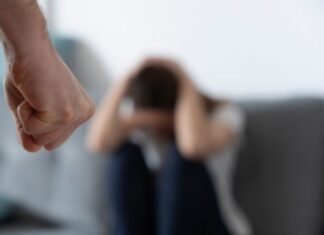 Θεσσσαλονίκη: Ξυλοκόπησε τη σύντροφό του και, όταν είδε την Αστυνομία, δεν την άφηνε να φύγει