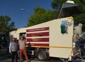 Ολοκαίνουριο όχημα για το πλύσιμο των κάδων παρέλαβε ο Δήμος Λαρισαίων