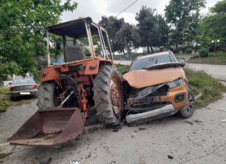 Λάρισα: Απίστευτο τροχαίο σε χωριό – Πρόσκρουση αγροτικού σε τρακτέρ