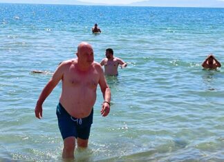 Ο Μπέος έκανε βουτιά στις Αλυκές: Oι παραλίες του Βόλου – Τι δήλωσε – ΦΩΤΟ