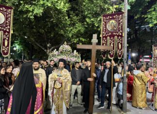 Λάρισα: Κατάνυξη στην Κεντρική πλατεία όπου συγκεντρώθηκαν οι Επιτάφιοι (ΦΩΤΟ)