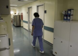 Βραυρώνα: Τι λέει ο γιατρός που εξέτασε τη γυναίκα και διαπίστωσε ότι μόλις είχε γεννήσει
