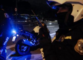 Θεσσαλονίκη: 49χρονη σε κατάσταση ακραίας μέθης συνελήφθη για έκθεση ανηλίκου σε κίνδυνο