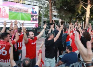 Γέμισαν τις πλατείες του Πειραιά οι φίλαθλοι του Ολυμπιακού