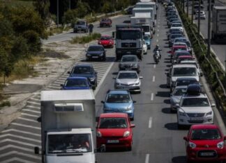 Πάσχα: Η Αθήνα άδειασε και οι εκδρομείς παραμένουν «κολλημένοι» στην κίνηση στην Αθηνών-Κορίνθου