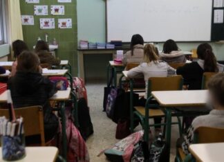 Βόλος: «Τρέλανε τα παιδιά με το κομπρεσέρ» – Επεισόδιο με γονείς και εργολάβο έξω από εξεταστικό κέντρο