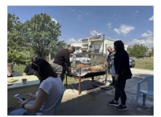Έστησαν παντού ψησταριές οι Λαρισαίοι για το Πάσχα και το γλεντούν – Από νωρίς στο σούβλισμα οικογενειακά – ΦΩΤΟΓΡΑΦΙΕΣ