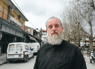 Η ιστορία του παπά που βοήθησε να σωθεί μια πόλη στη Θεσσαλία