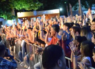 Λάρισα: Ο κακός χαμός στην Κεντρική πλατεία για τον Μουζουράκη και τον Μαραβέγια (ΦΩΤΟ – ΒΙΝΤΕΟ)