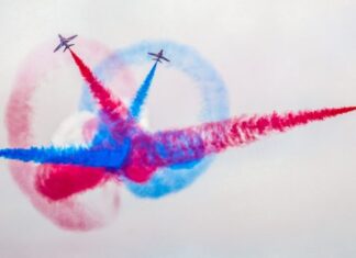 Αεροπορική επίδειξη του «Red Arrows» της Βρετανικής Βασιλικής Αεροπορίας – Εντυπωσιακές εικόνες στον Φλοίσβο