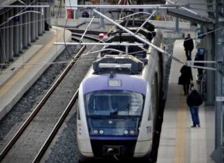 Ασπρόπυργος: Ακινητοποιήθηκε ο Προαστιακός λόγω πυρκαγιάς κοντά στη γραμμή