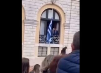 Το έθιμο πήγε… στραβά στην Κέρκυρα: Της έπεσε κατά λάθος ο μπότης στο κεφάλι