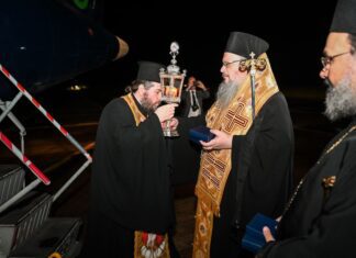 Με τιμές αρχηγού κράτους η υποδοχή του Αγίου Φωτός στη Λάρισα (ΦΩΤΟΓΡΑΦΙΕΣ)