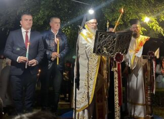 Η Ανάσταση του Κυρίου, όπως τελέστηκε στις Εργατικές Κατοικίες Γιάννουλης από τον Μητροπολίτη Ιερώνυμο (ΦΩΤΟ)