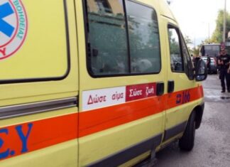 Πούλμαν έπεσε κολόνα στη λεωφόρο Λαυρίου