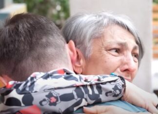 Χιός: Η συγκινητική συνάντηση για πρώτη φορά με τον άνθρωπο που της χάρισε τη ζωή ως δότης μυελού των οστών