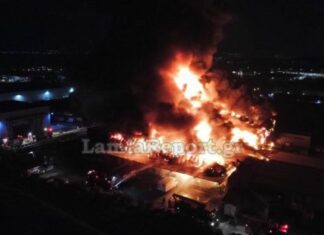 Λαμία: Στάχτες το εργοστάσιο με τα γεύματα που δηλητηρίασαν δεκάδες μαθητές – Συγκλονιστικές εικόνες από drone
