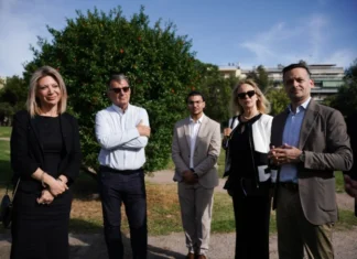 Αυτό θα είναι «Το Δένδρο των Ψυχών», το μνημείο για τα θύματα της τραγωδίας των Τεμπών, που θα τοποθετηθεί στην Αθήνα