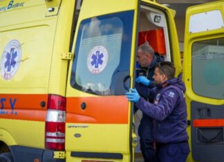 Λάρισα: Μηχανάκι ντελίβερι συγκρούστηκε με αυτοκίνητο