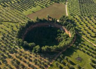 Αυτό είναι το μοναδικό εκκλησάκι εντός κρατήρα σε ολόκληρη την Ελλάδα