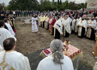 Κατάνυξη στον εσπερινό στην Αρχαία Βασιλική του Αγίου Αχιλλίου Λαρίσης (ΦΩΤΟ)