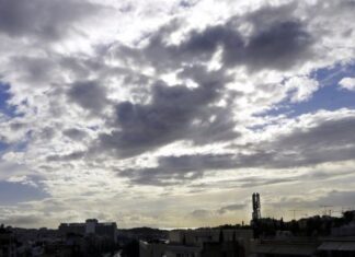 Καιρός: Νεφώσεις με βροχές και σποραδικές καταιγίδες