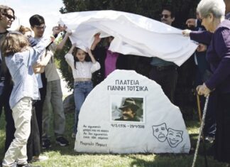 Ο ηθοποιός Αποστόλης Τότσικας στη Λάρισα για το πάρκο στη Νίκαια που πήρε το όνομα του πατέρα του – ΦΩΤΟ
