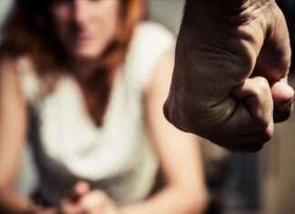 Λάρισα: Χτυπούσε την κοπέλα του μέσα στο αυτοκίνητο στον Τύρναβο – Τι αναφέρει μάρτυρας που είδε το περιστατικό