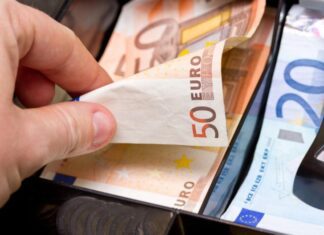 Λάρισα: Έβαζε χέρι στις καταθέσεις συγχωριανών του