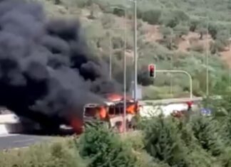 Στυλίδα: Φωτιά σε τουριστικό λεωφορείο στη εθνική οδό – Κάηκε ολοσχερώς, σώθηκαν οι επιβάτες