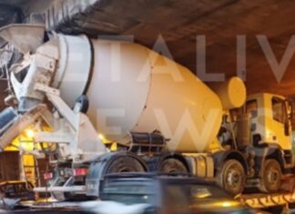 Κρήτη: Μπετονιέρα σφήνωσε κάτω από γέφυρα – Δείτε φωτογραφίες