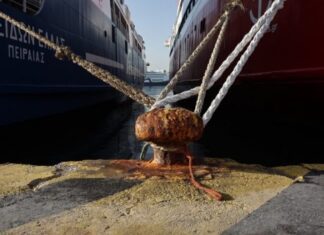 Πειραιάς: Πυρκαγιά σε φορτηγό πλοίο στις δεξαμενές Βασιλειάδη