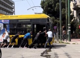 Αθήνα: Τρόλεϊ «έμεινε» στη Συγγρού ενώ διεξαγόταν ο ποδηλατικός γύρος – Το έσπρωξαν… με τα χέρια (βίντεο)