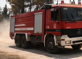 Φωτιά στη λεωφόρο Σχιστού κοντά σε πρατήριο καυσίμων