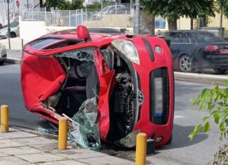 Θεσσαλονίκη: ΙΧ συγκρούστηκε με ταξί και ανατράπηκε – Tραυματισμένος απεγκλωβίστηκε ο οδηγός