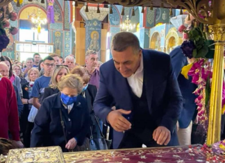 Λάρισα: Τον Επιτάφιο του Αγίου Νικολάου προσκύνησε ο Δημήτρης Κουρέτας (ΦΩΤΟ)