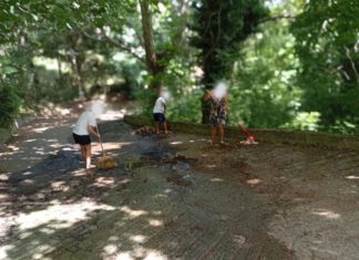 Λάρισα: Αφημένο στην τύχη του χωριό της Αγιάς – Με σκούπες καθαρίζουν οι κάτοικοι τα απροσπέλαστα σημεία (ΦΩΤΟ)