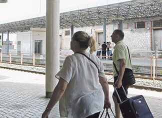 Έτσι ψάχνουν για να δροσιστούν από τον καύσωνα οι Λαρισαίοι
